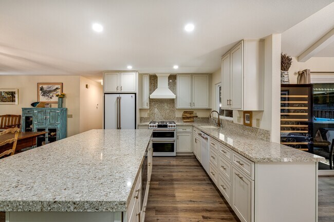 Building Photo - 113 Sherwood Dr