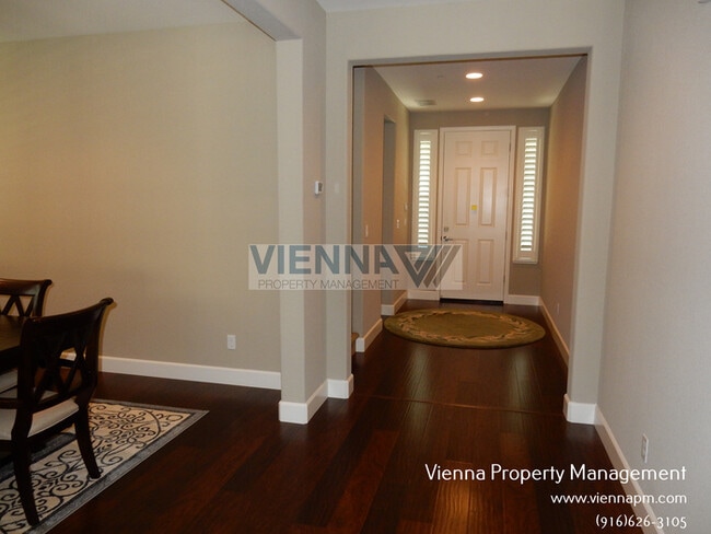 Building Photo - 5635 Saratoga Cir