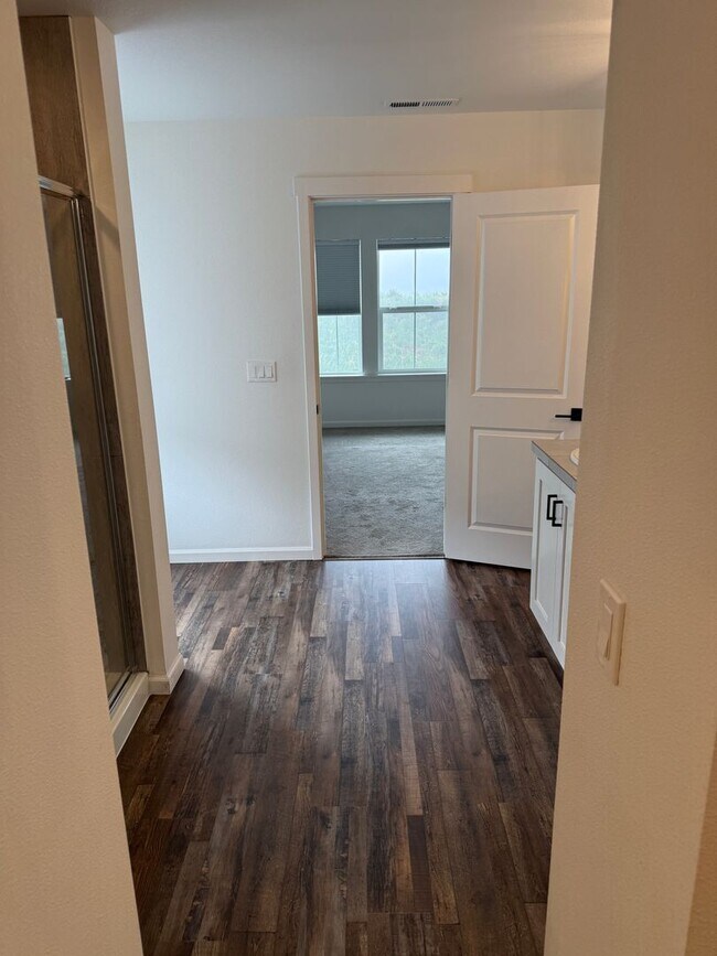 Building Photo - Hillsboro Townhouse/Condo