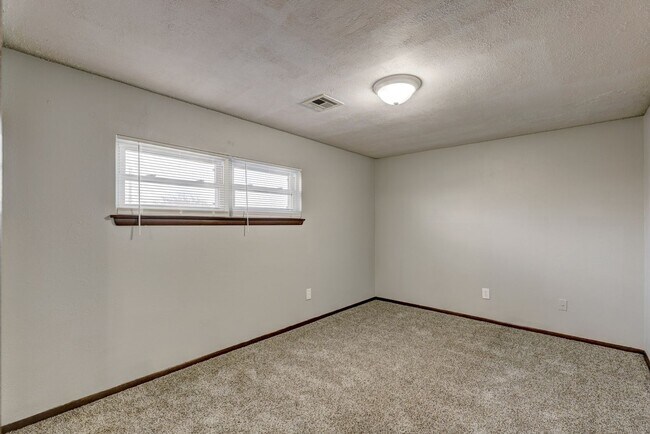 Building Photo - 4 bed, 1.5  house in Yukon