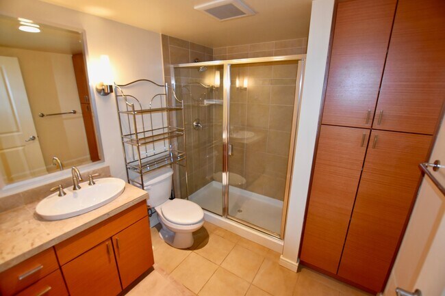 Building Photo - Beautiful Downtown 2 Bedroom Condo - Spaci...