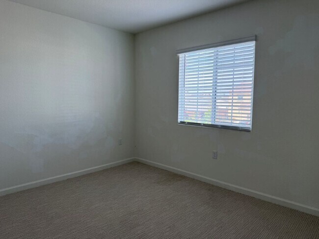 Building Photo - Newer 4 Bed / 2.5 Bath Home in Spring Lake | Owned Solar | Prime Location