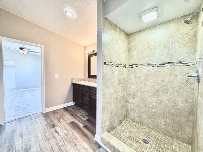 Building Photo - Spacious 4BD/3BA Pool Home with Dual Prima...