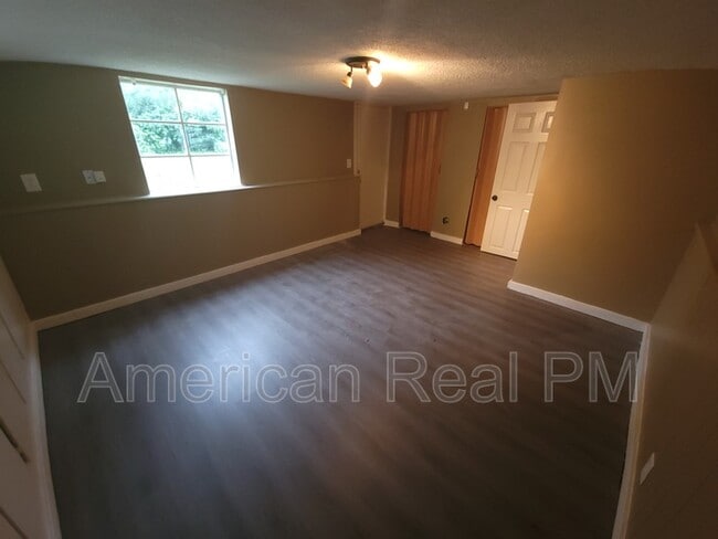 Building Photo - 613 NE 45th St