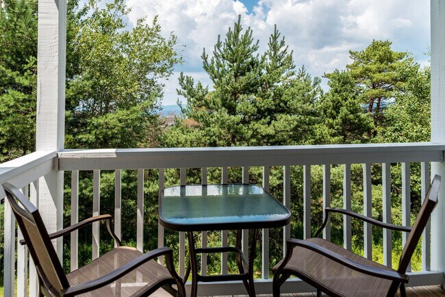 Building Photo - Two Bedroom Contemporary Style Apartment on the Second Floor