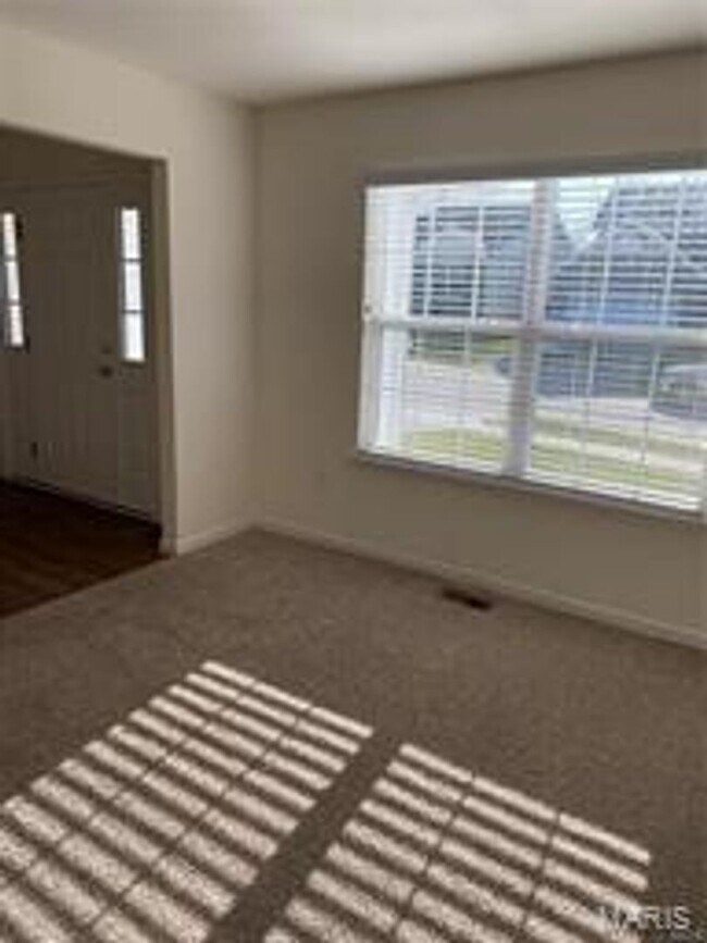 Building Photo - Lovely 4 bedroom, 2.5 bath, 2 car garage