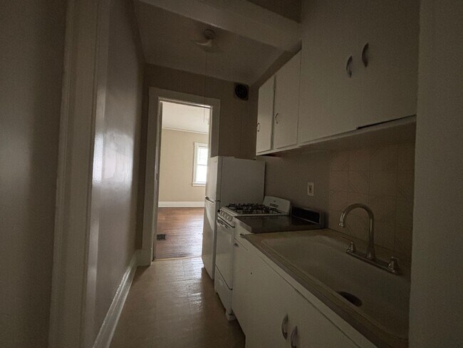 Building Photo - 626 University Ave