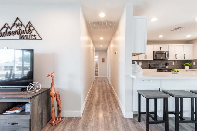 Building Photo - 4917 E Granada Rd