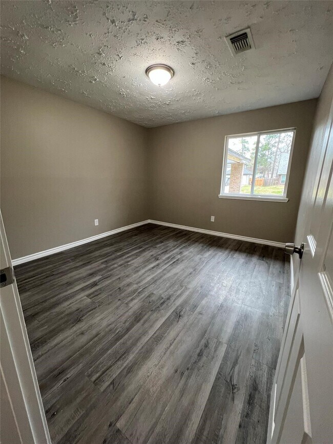 Building Photo - 2410 Rolling Glen Dr