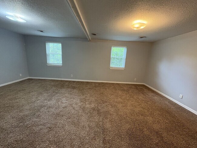 Building Photo - 4240 Crestview Dr