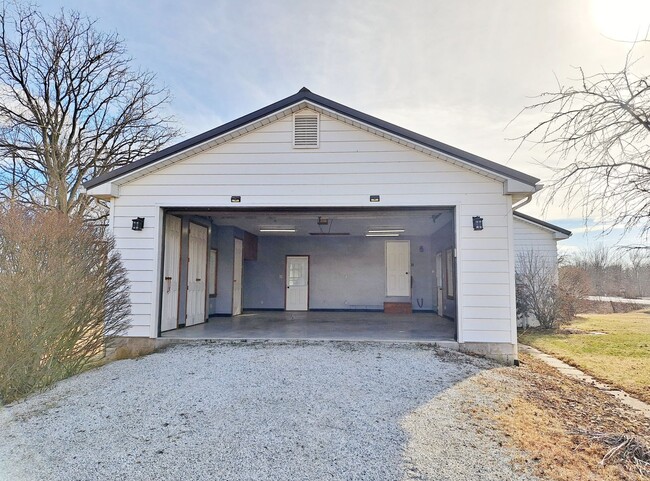 Building Photo - 3 Bed / 1-1/5 Bath Single Family Home w/Attached 2-Car Garage