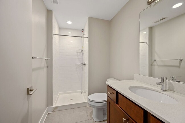 Building Photo - 516 E 13th St