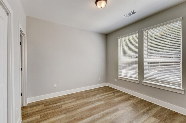 Building Photo - 4700 Colosseum Wy