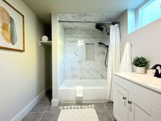 Building Photo - 1023 E Millbert Ave