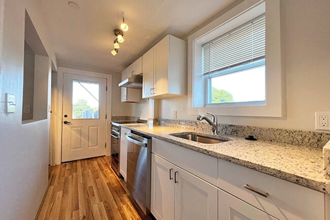 Building Photo - No Fee! Avl now! Renovated 3BR in downtown Beverly w/AC, laundry!