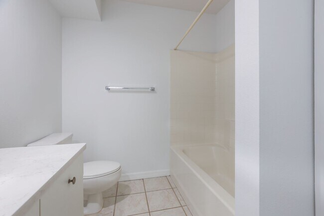 Building Photo - Bright & Airy 3-Bed Home Close to Universi...