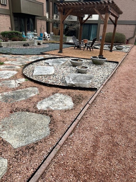 Building Photo - 2025 E Greenwich Ave