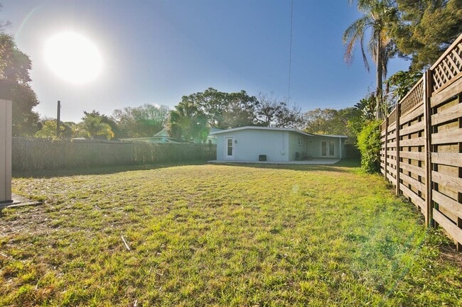 Building Photo - 2181 Hyde Park St