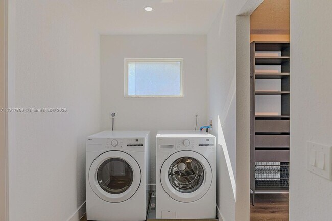 Building Photo - 2795 N 40th Ave