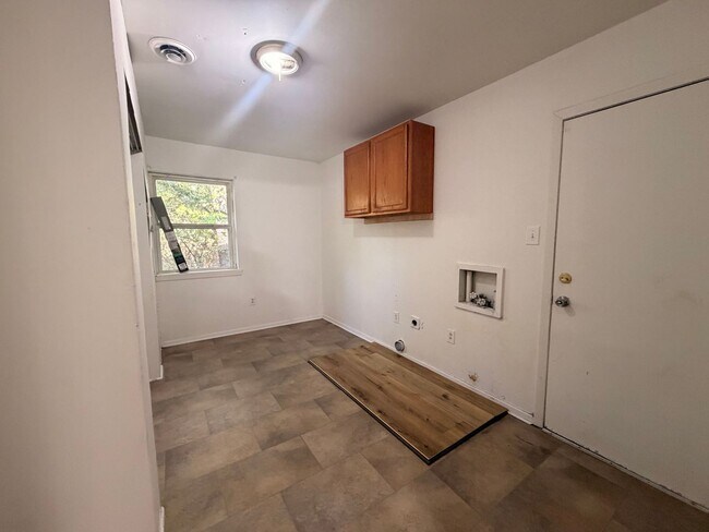 Building Photo - 808 E J St
