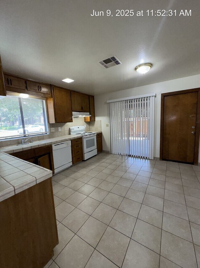 Building Photo - 4057
