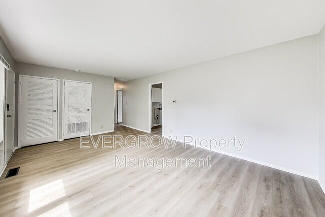 Building Photo - 546 Mooreland Dr