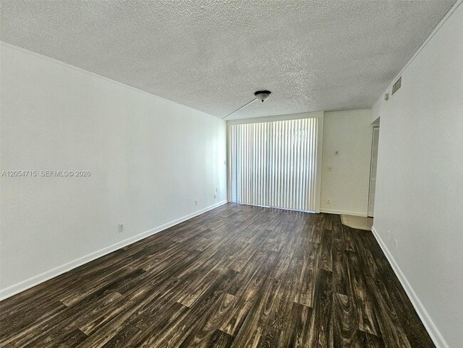 Building Photo - 210 Lake Pointe Dr