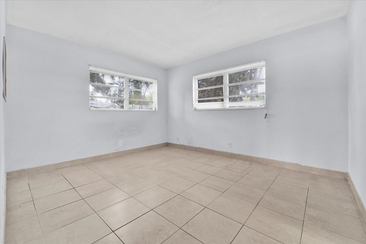 Building Photo - 374 Sunshine Dr