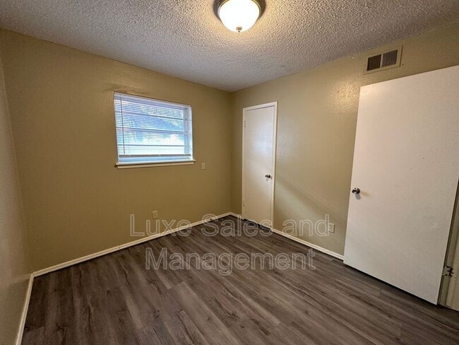 Building Photo - 621 Lotus Ave