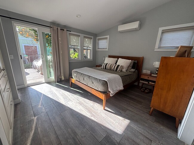 Building Photo - 2 Bed/2 Bath Oceanside Charmer!