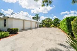 Building Photo - 4704 SW Bermuda Way