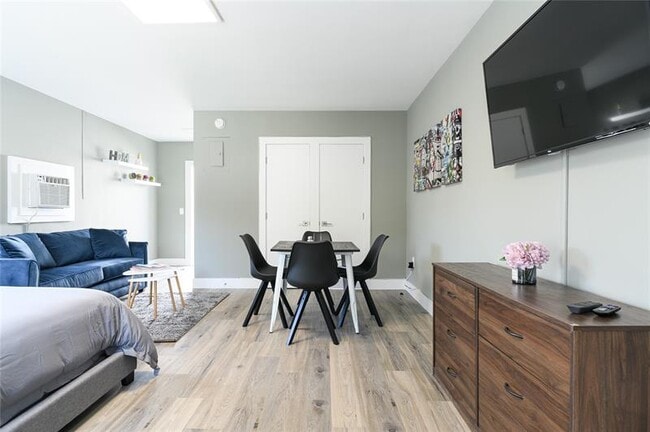 Building Photo - 1020 N Victoria Park Rd