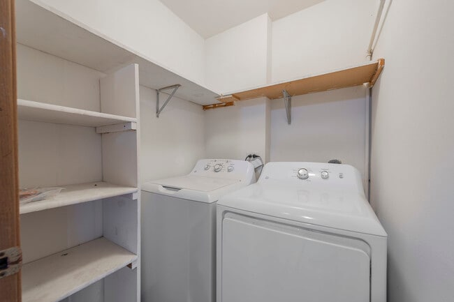 Building Photo - 915 Spiros Ct