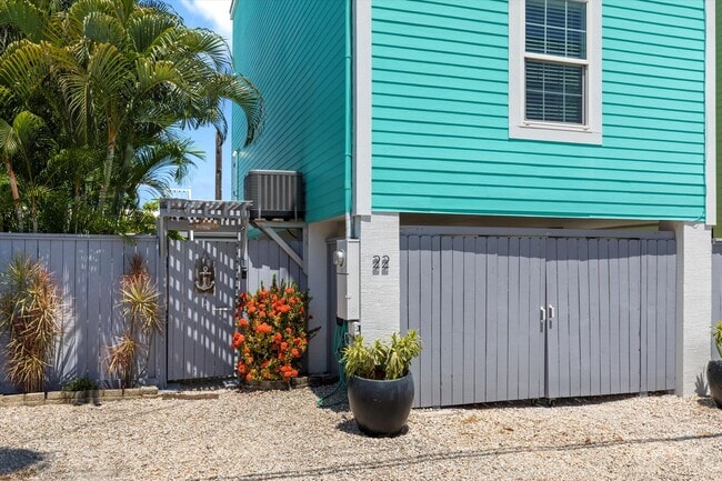 Building Photo - 2 Bedroom, 2.5 Bathroom AVAILABLE FOR 6 Months