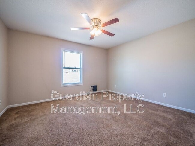 Building Photo - 214 E 1st St