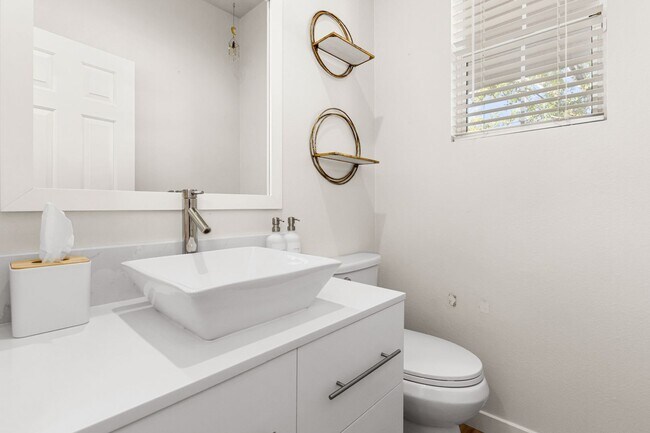 Building Photo - Beautifully Updated 3 Bedroom Southeast Ve...