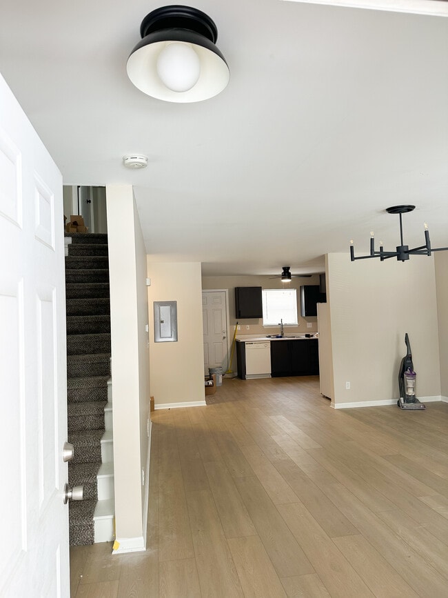 Building Photo - 10 Delta St