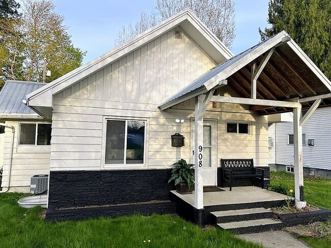 Building Photo - A st.