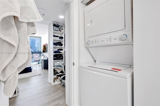 Building Photo - 1750 N Bayshore Dr