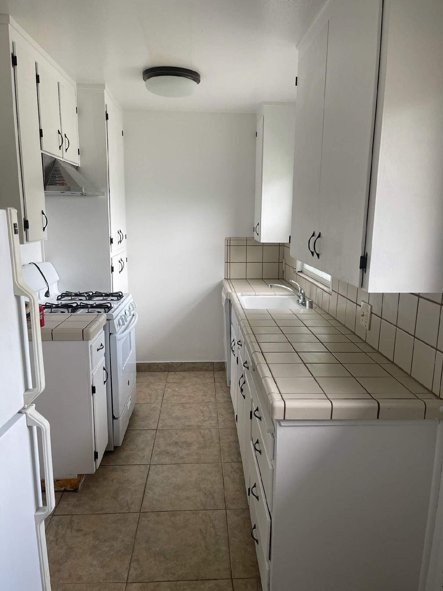 kitchen with gas range - 1066 Sherwood Ave