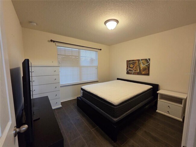 Building Photo - 11842 Silverlake Park Dr