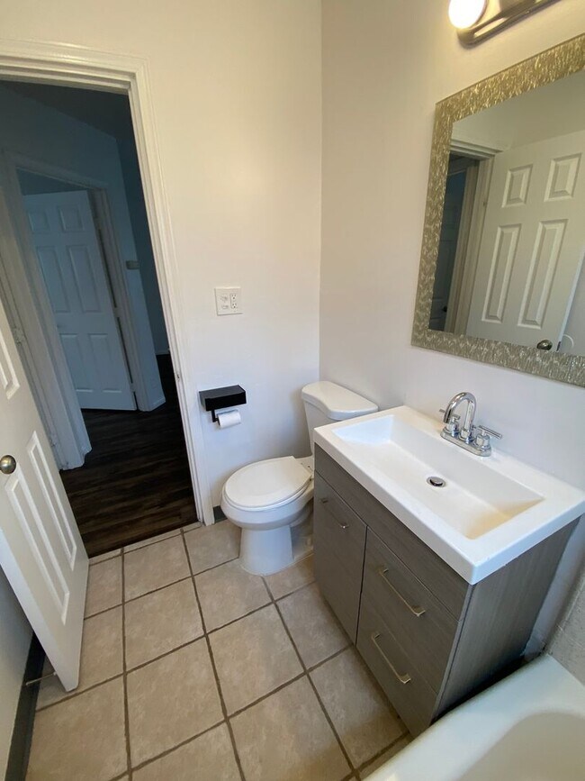 Building Photo - Cozy 2-Bedroom Apartment Just Steps from the Ocean Bluffs!