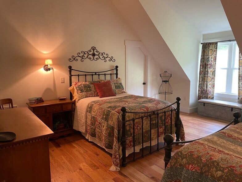 3rd bedroom with 2 Full and 1 Twin bed - 274 Little River Campground Rd