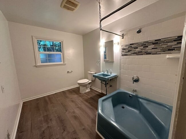 Building Photo - Charming 2 Bed, 1.5 Bath Home with Basement and Sunroom