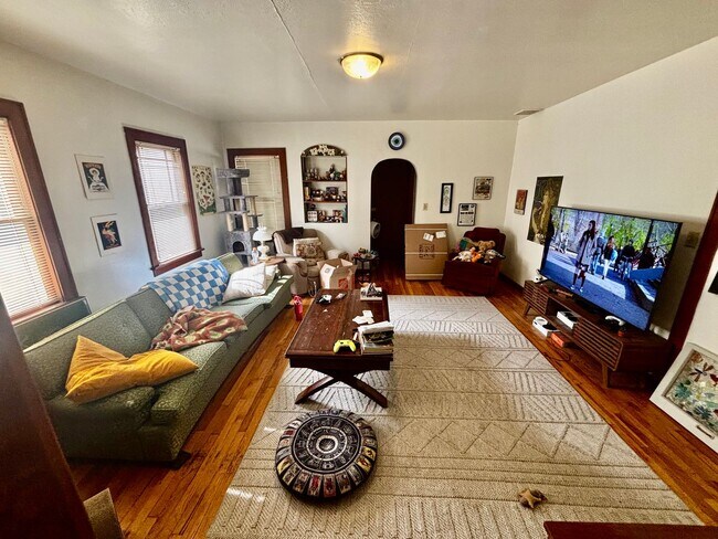 Building Photo - 404 S Van Buren St