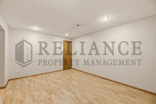 Building Photo - 2770 N Parkridge Ct