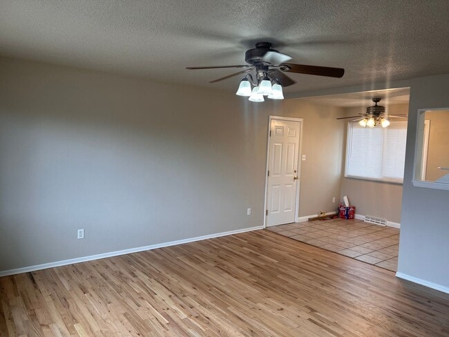 Building Photo - Big roomy 4 bedroom / 2 living room house