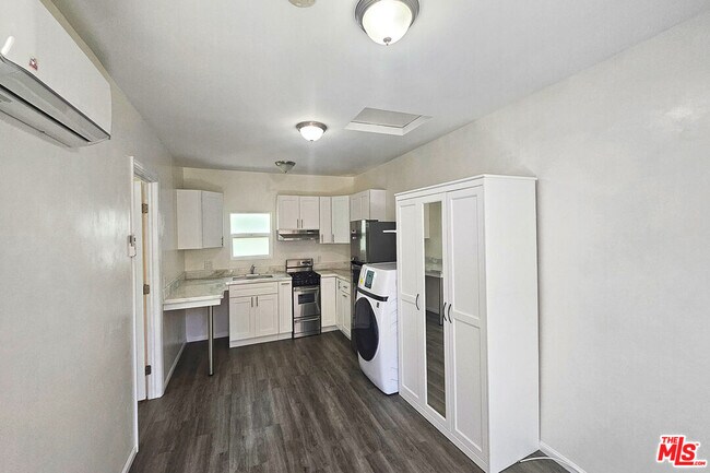 Building Photo - 8454 Zelzah Ave