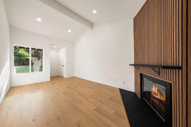 Building Photo - 5550 E Knoll Dr