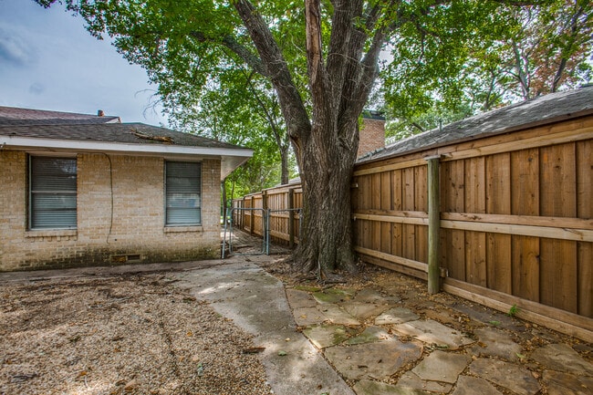 Building Photo - 6517 E Mockingbird Ln